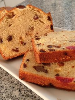 Una foto de Plum cake con pasas, nueces y cerezas