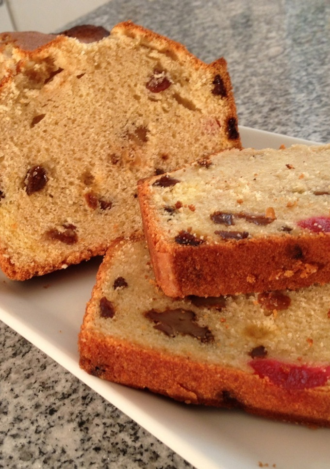 Una foto de Plum cake con pasas, nueces y cerezas