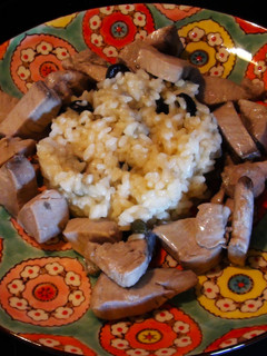 Una foto de Corona de atún menier con risotto de alcaparras y aceitunas