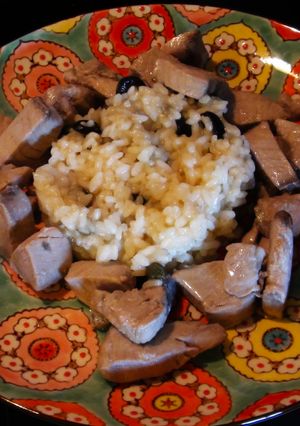 Una foto de Corona de atún menier con risotto de alcaparras y aceitunas