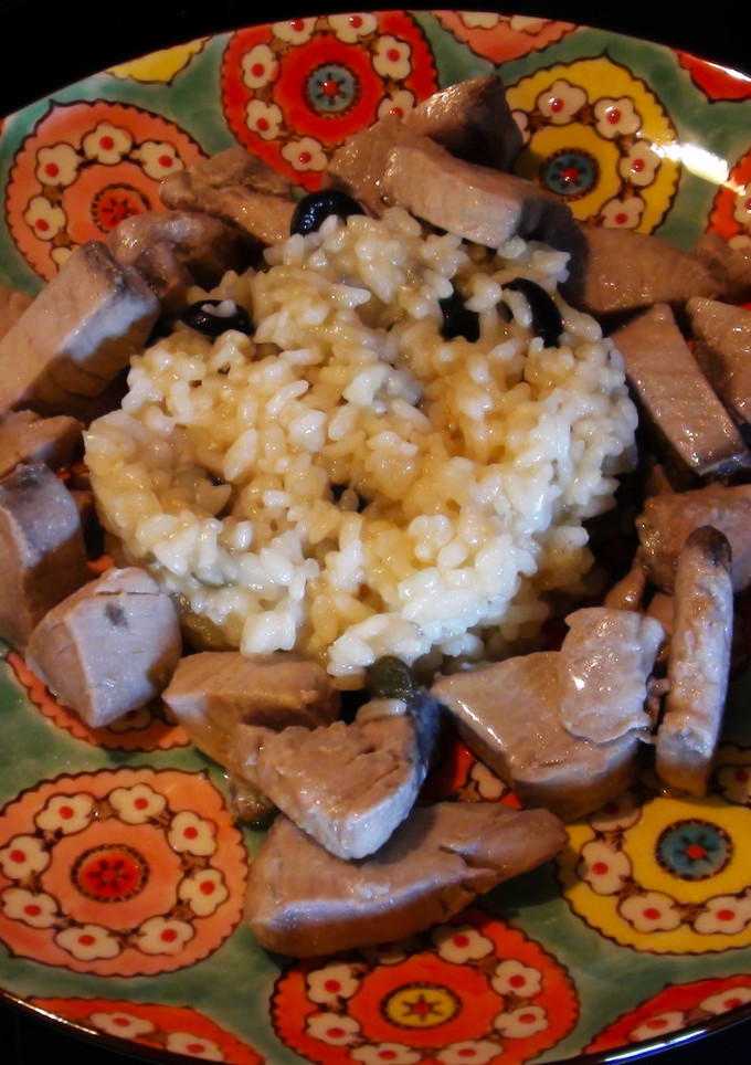 Una foto de Corona de atún menier con risotto de alcaparras y aceitunas