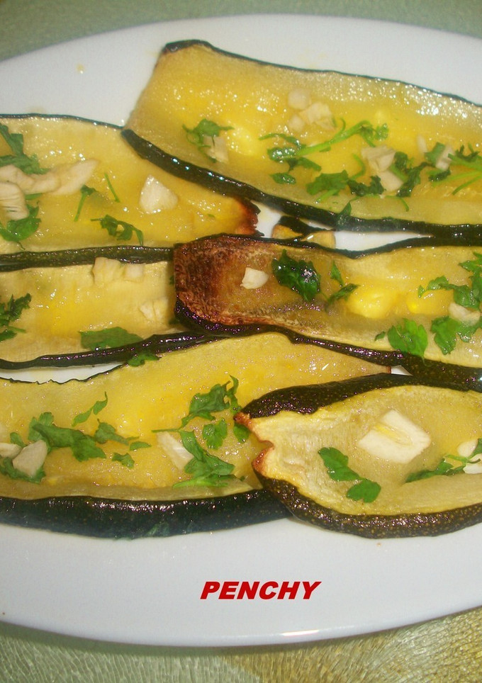 Una foto de Calabacín al horno con ajo y perejil