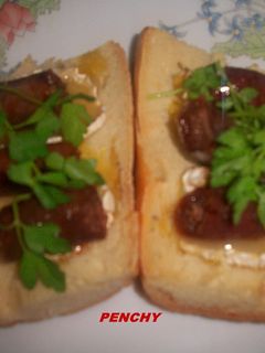 Una foto de Tostas con queso de cabra y salchichas