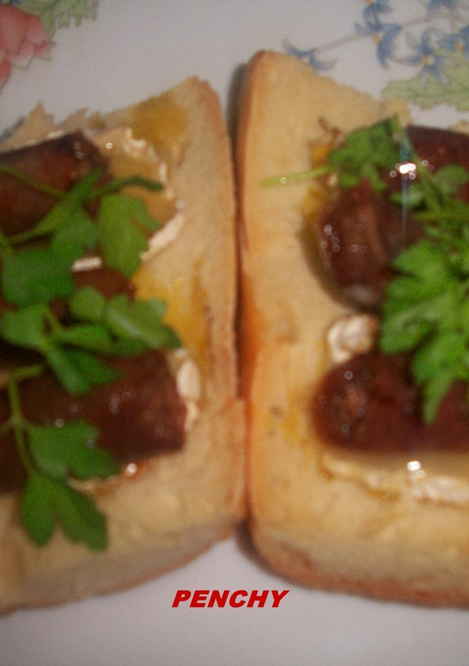 Una foto de Tostas con queso de cabra y salchichas
