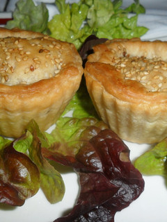 Una foto de Pastelito relleno de pollo con semillas de sésamo
