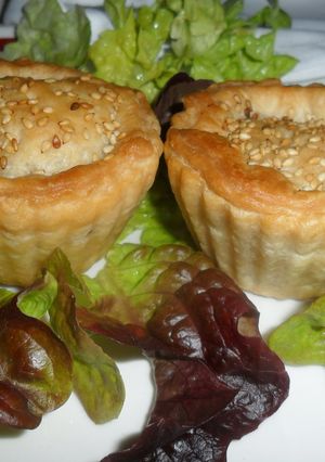 Una foto de Pastelito relleno de pollo con semillas de sésamo