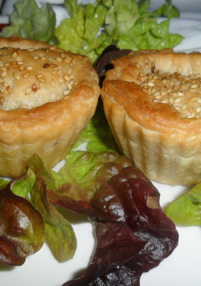 Una foto de Pastelito relleno de pollo con semillas de sésamo