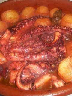 Una foto de Pulpo en cazuela al horno a los tres vinos