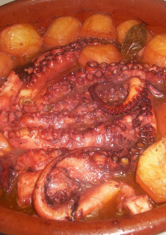 Una foto de Pulpo en cazuela al horno a los tres vinos