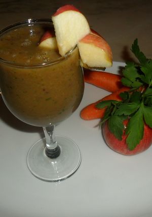 Una foto de Batido verde de mandarinas y hojas de perejil