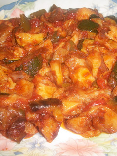 Una foto de Pisto de verduras, magro de cerdo y patatas fritas