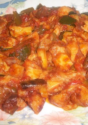 Una foto de Pisto de verduras, magro de cerdo y patatas fritas