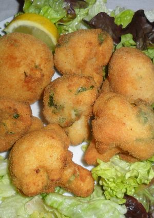 Una foto de Coliflor rebozada al ajo y perejil