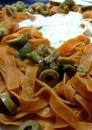 Una foto de Tallarines con aceitunas y salsa de yogur