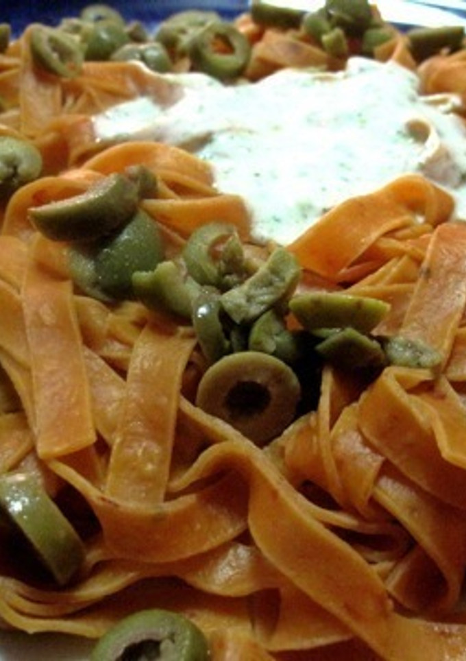 Una foto de Tallarines con aceitunas y salsa de yogur