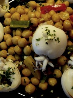 Una foto de Garbanzos fritos con choquitos a la plancha
