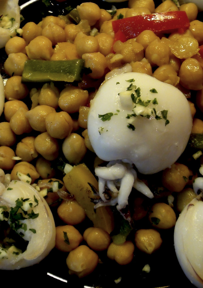 Una foto de Garbanzos fritos con choquitos a la plancha