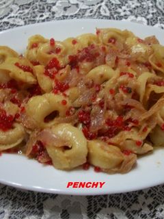 Una foto de Tortellini al cava con caviar rojo