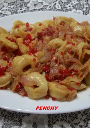Una foto de Tortellini al cava con caviar rojo