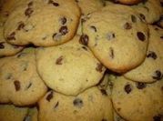 Una foto de galletas con chips de chocolate
