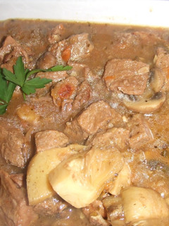 Una foto de Carne guisada con alcachofas al estilo griego