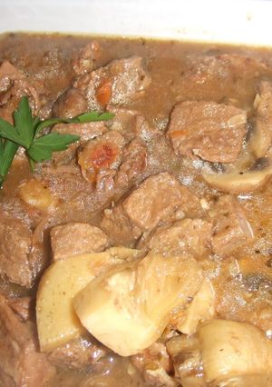 Una foto de Carne guisada con alcachofas al estilo griego