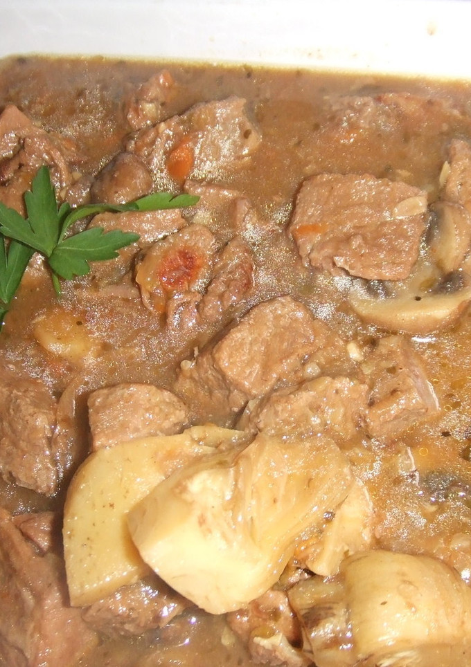 Una foto de Carne guisada con alcachofas al estilo griego