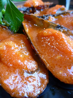 Una foto de Mejillones al vapor con tomate