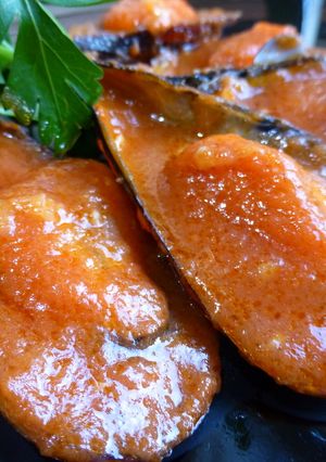 Una foto de Mejillones al vapor con tomate