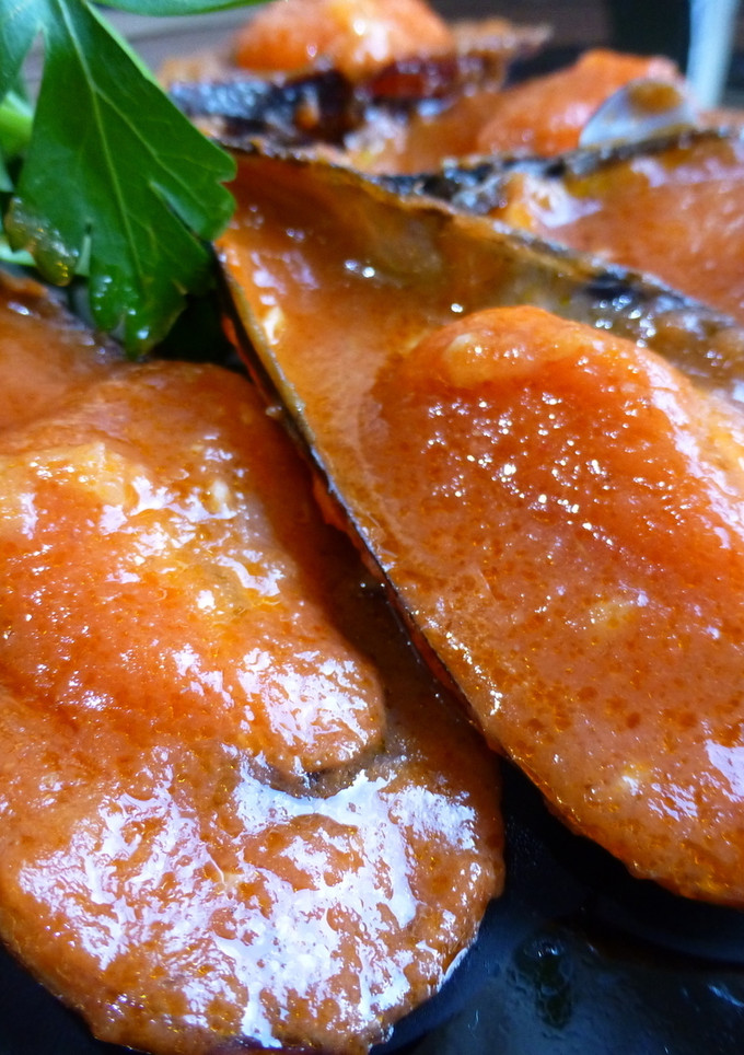 Una foto de Mejillones al vapor con tomate
