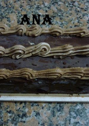 Una foto de Postre helado con Oreos, dulce de leche y merengues