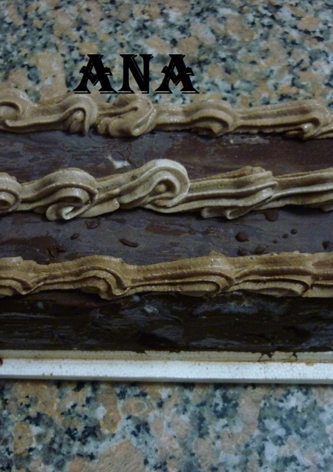 Una foto de Postre helado con Oreos, dulce de leche y merengues