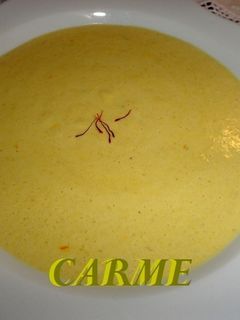 Una foto de Crema de puerros y arroz al azafrán