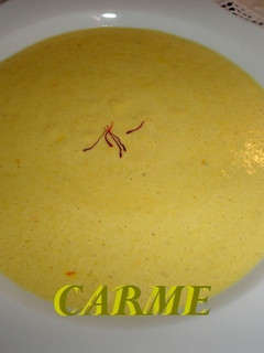 Una foto de Crema de puerros y arroz al azafrán
