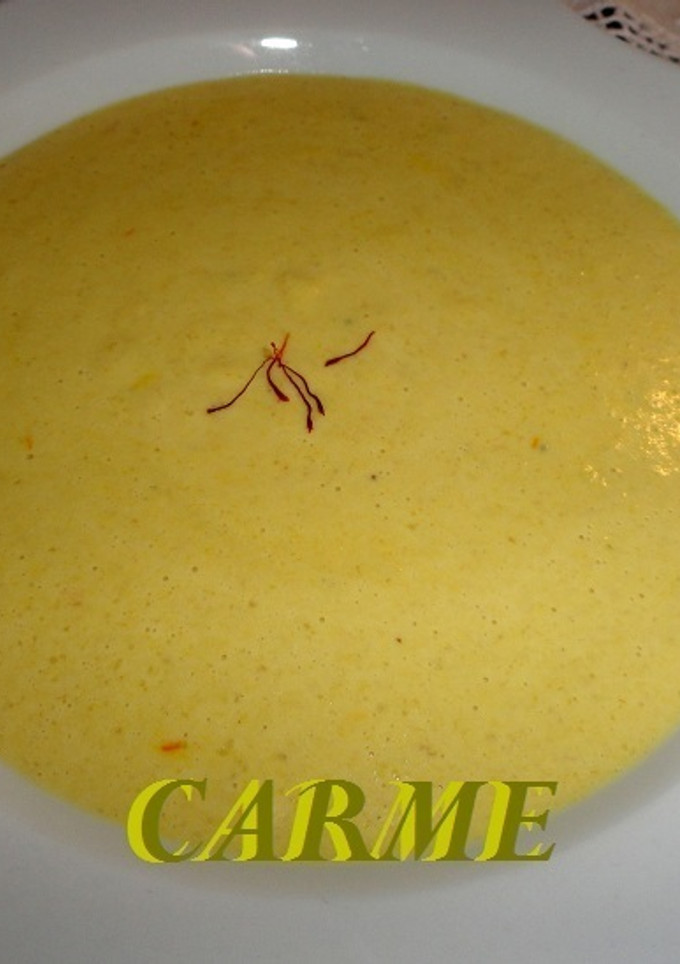 Una foto de Crema de puerros y arroz al azafrán