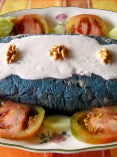 Una foto de Pastel de lombarda y pollo con salsa de nueces