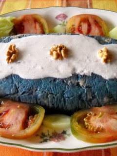 Una foto de Pastel de lombarda y pollo con salsa de nueces