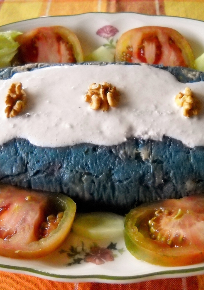 Una foto de Pastel de lombarda y pollo con salsa de nueces