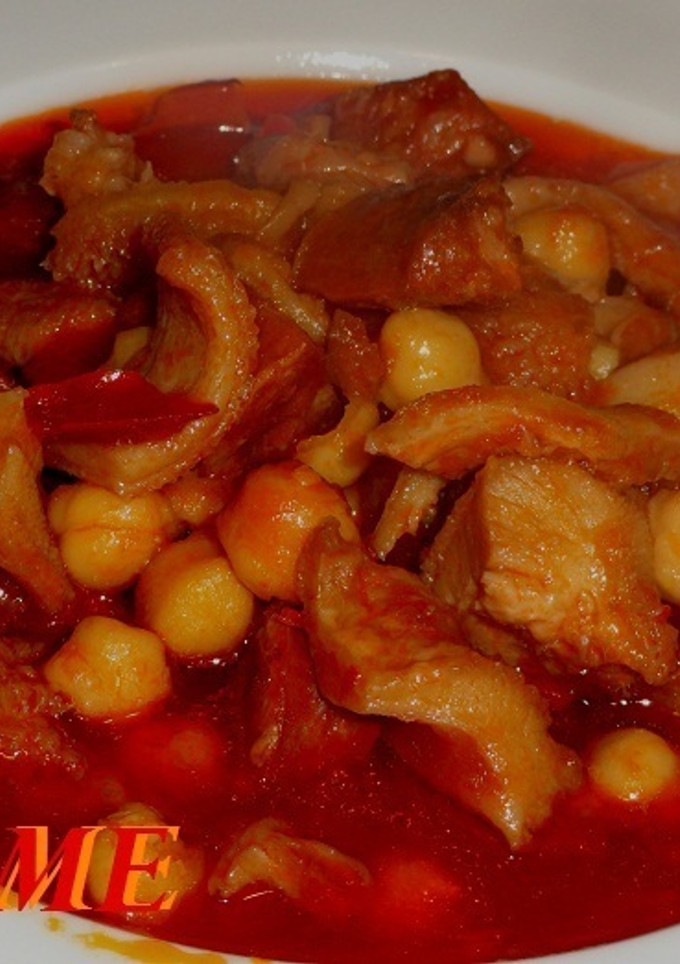 Una foto de Callos picantes con garbanzos y vino tinto