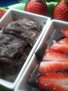 Una foto de Fresas con chocolate rápido
