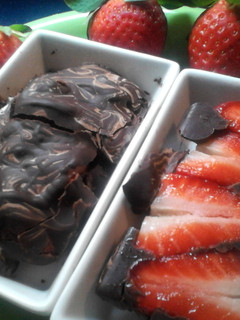 Una foto de Fresas con chocolate rápido