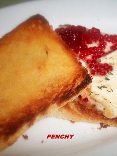 Una foto de Tostas crujientes de queso fresco y caviar al eneldo