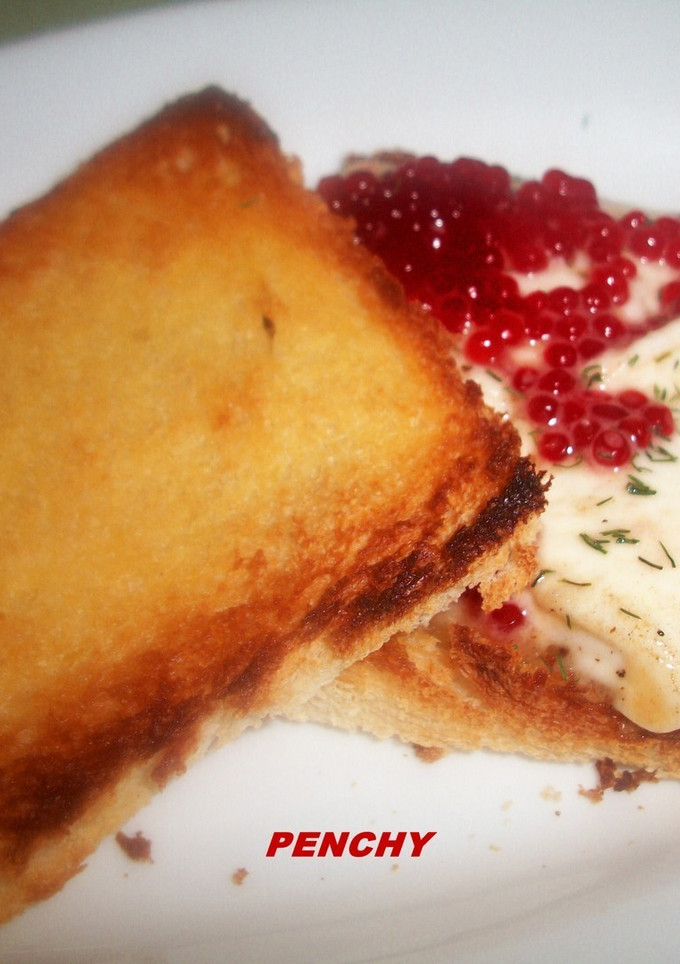 Una foto de Tostas crujientes de queso fresco y caviar al eneldo