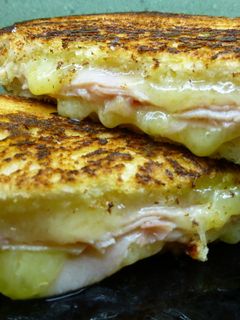 Una foto de Sandwich a la plancha de jamón y queso