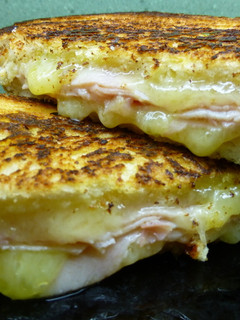 Una foto de Sandwich a la plancha de jamón y queso
