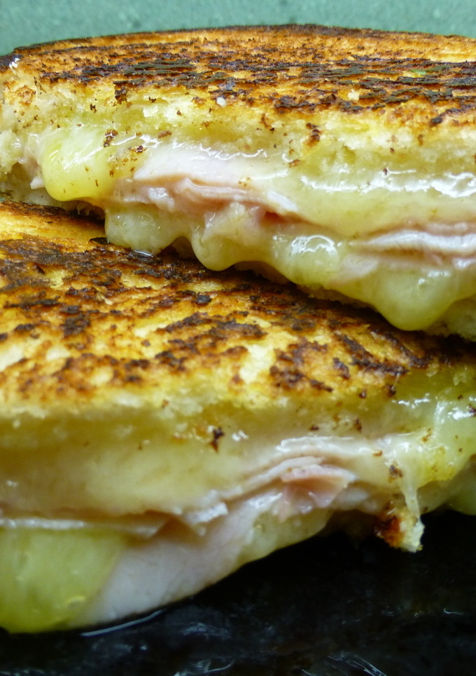 Una foto de Sandwich a la plancha de jamón y queso