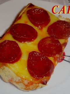 Una foto de Tostas gratinadas de queso y chorizo
