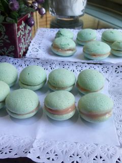 Una foto de Macarons verdes y rosas
