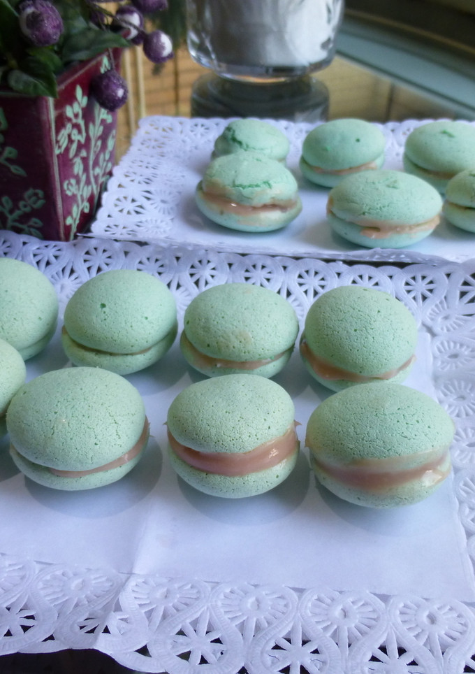 Una foto de Macarons verdes y rosas