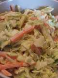 Ensalada de repollo, manzana y zanahoria con salsa especial
